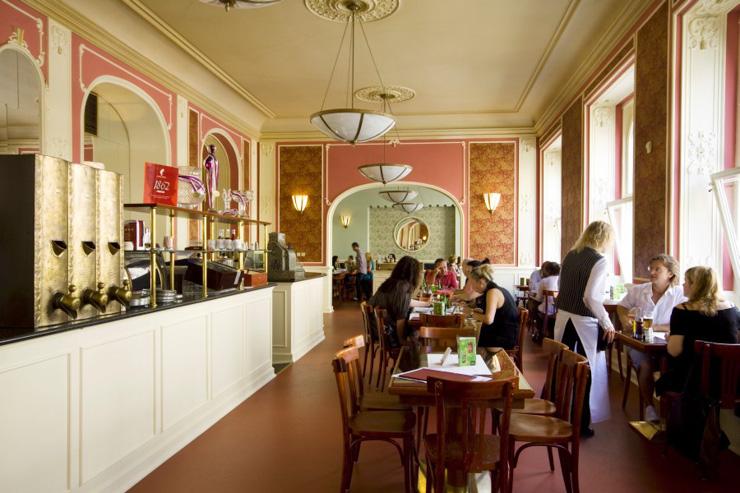 Café Louvre - A l'étage, de nombreuses pragoises viennent prendre le thé