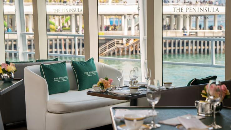 Embarquer pour le tea time à bord d'un ferry avec Peninsula © The Peninsula Hotels 2025