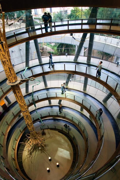 CosmoCaixa Barcelona - Rampe en spirale menant aux différentes salles d'exposition