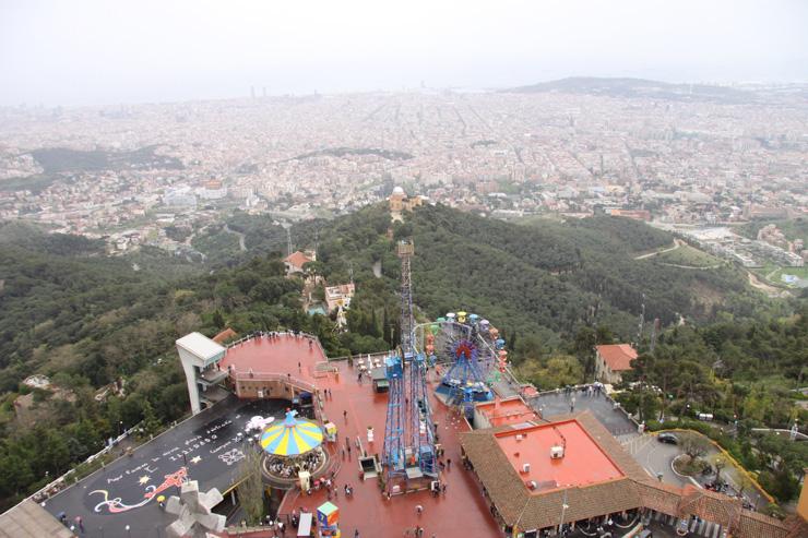 Parc d’attraction de Tibidabo surplombe toute la ville de Barcelone