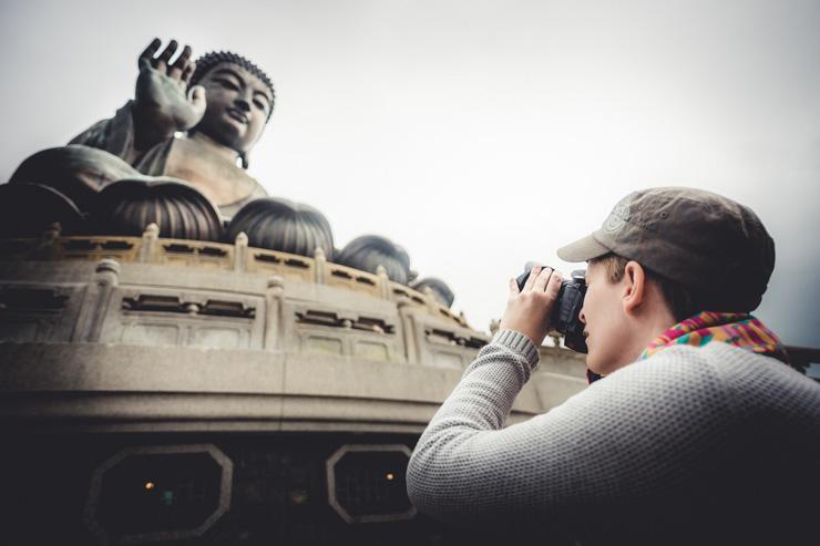 Monastère de Po Lin - Le Grand Bouddha photographié par un touriste