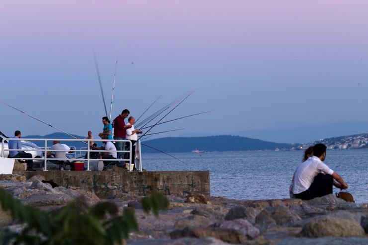 Fin de journée à Kadikoÿ, les pêcheurs et promeneurs se mélangent sur le front de mer