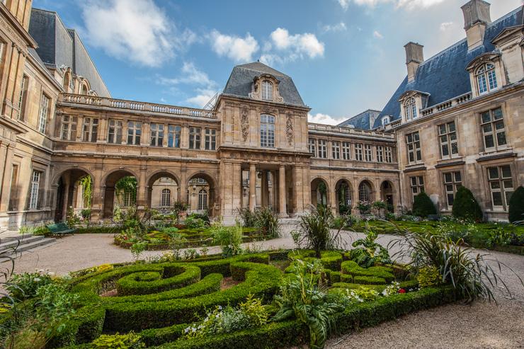 Cour et façade du Musée Carnavalet dans le Marais