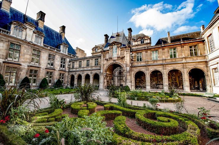 Cour et façade du Musée Carnavalet dans le Marais