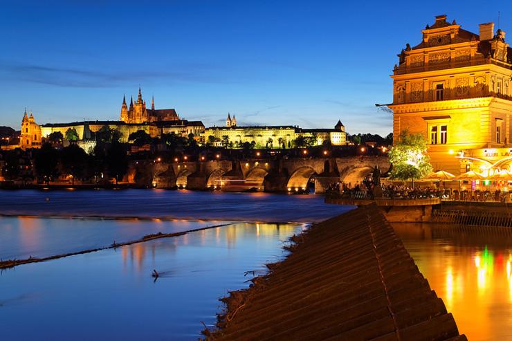 Le Château de Prague vu depuis les rives de la Vltava