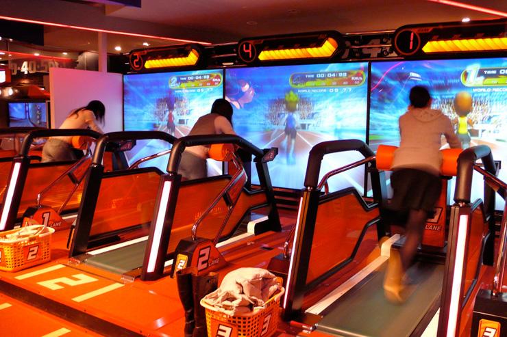 Simulation de course à pied (!) dans une salle d'arcade à Tokyo