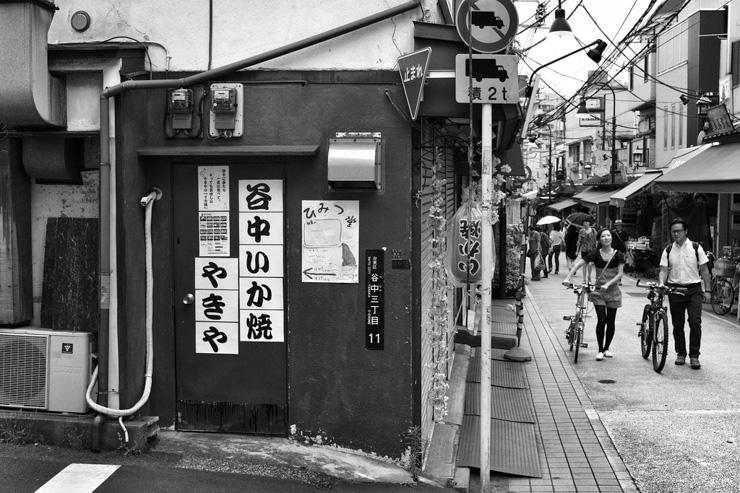 Une rue tranquille dans le quartier de Yanaka