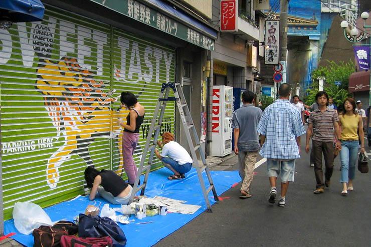 Des graffeurs dans une rue de Shimokitazawa