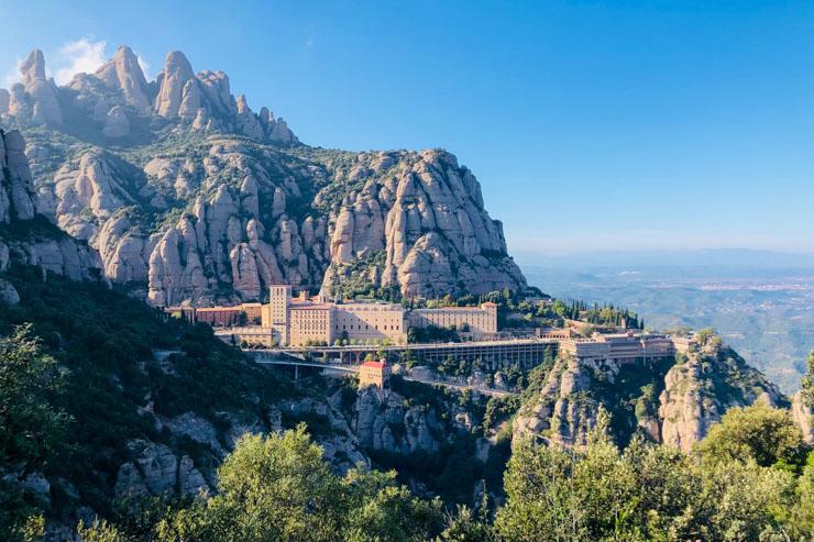 Vue du Monastère de Montserrat accroché à flanc de montagne