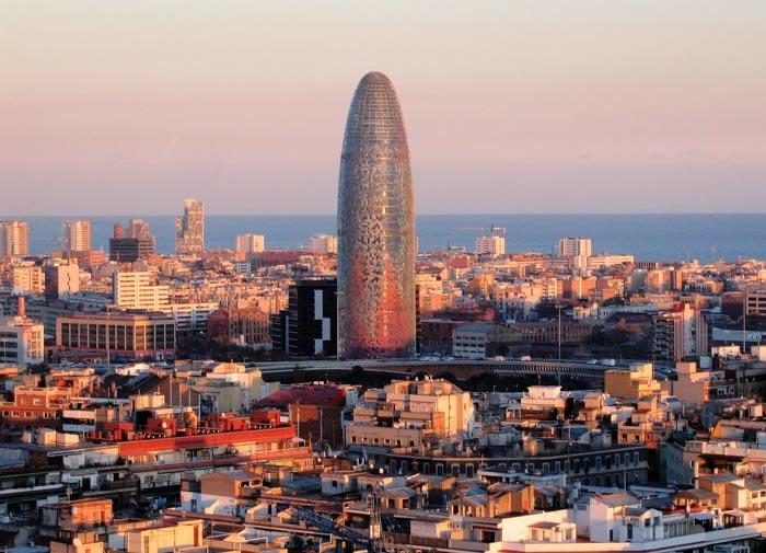 La Torre Agbar avec la mer Méditerranée en toile de fond