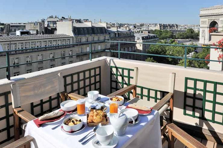 Hôtel Napoléon - Petit-déjeuner en terrasse © Hôtel Napoléon