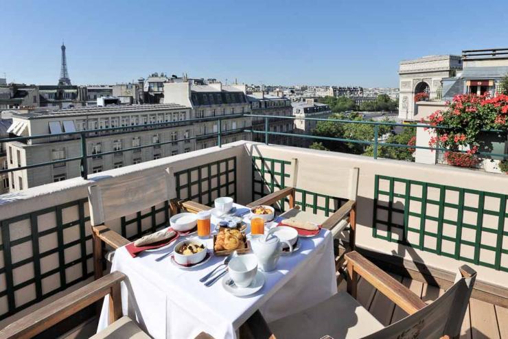 Hôtel Napoléon - Petit-déjeuner en terrasse © Hôtel Napoléon