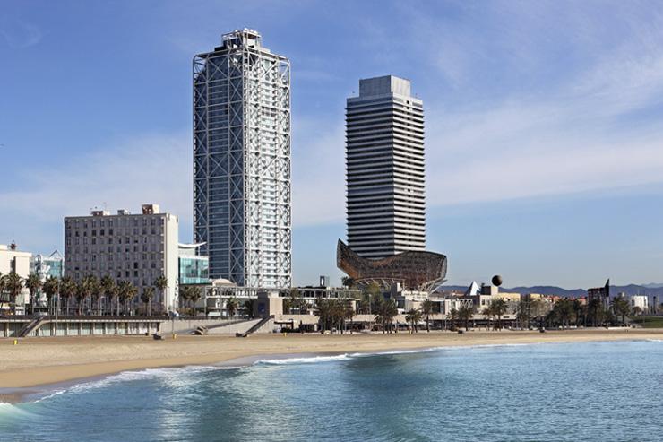 Hotel Arts - Vue extérieure de l'hôtel (à gauche de l'image)