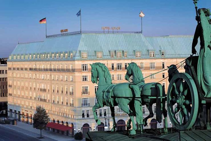 Vue de l'Adlon depuis la Porte de Brandebourg