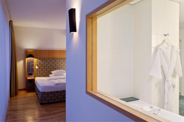 The Mandala Hotel Berlin - Salle de bain et chambre