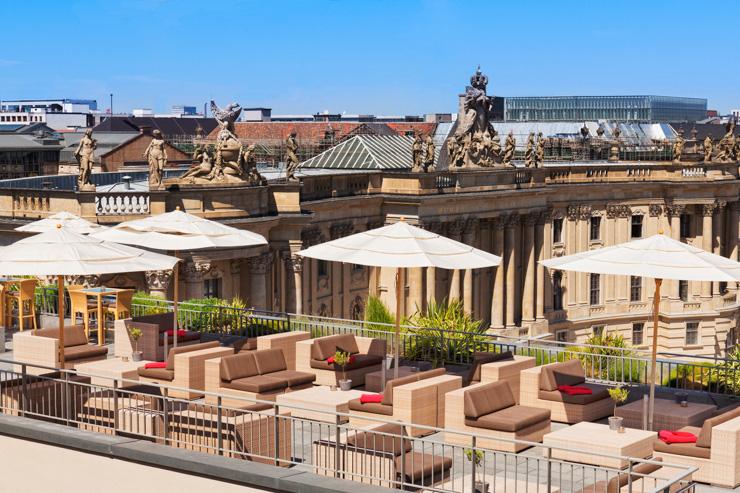 Hotel de Rome - La terrasse rooftop de l'hôtel pendant l'été