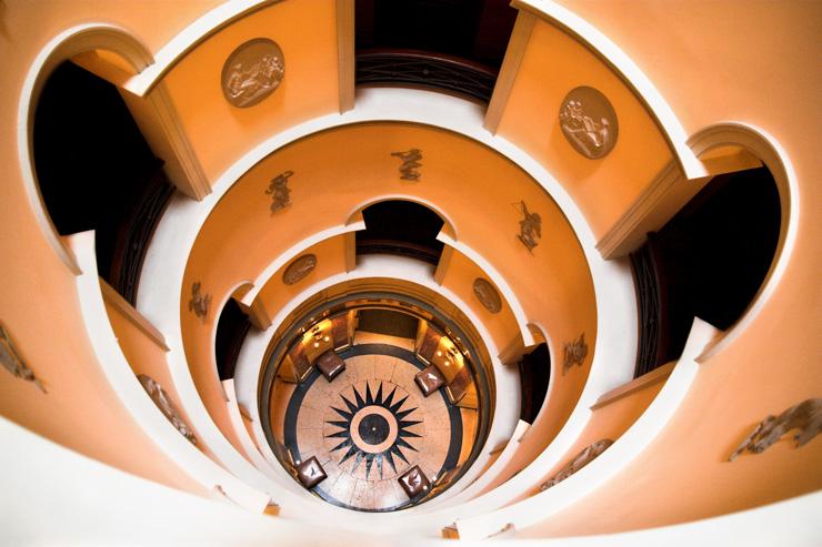 L'escalier en spirale, puits de lumière et symbole architectural de l'hôtel