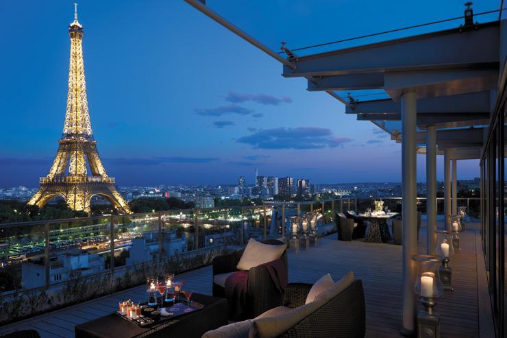 Vue sur la Tour Eiffel depuis la terrassel de la Suite Shangri-La