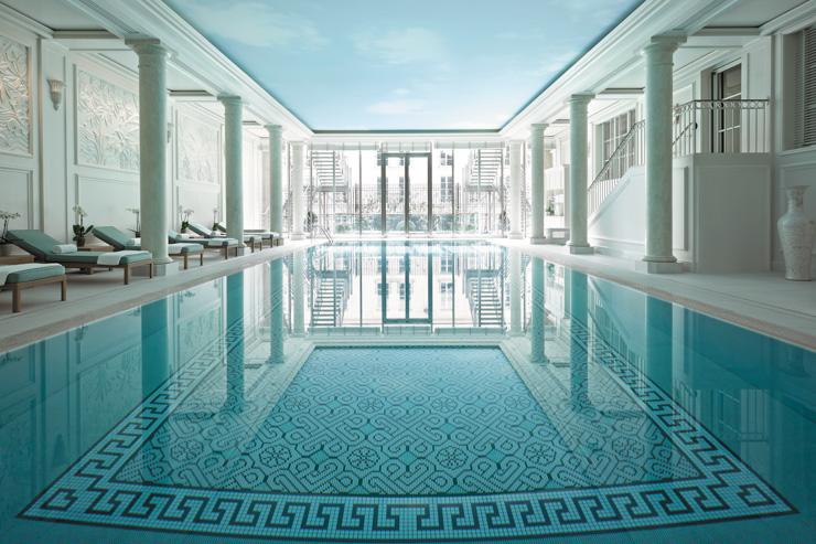La vaste piscine (15 mètres) du spa au Shangri-La Paris