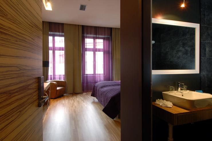 The Icon Hotel & Lounge - Salle de bain et chambre