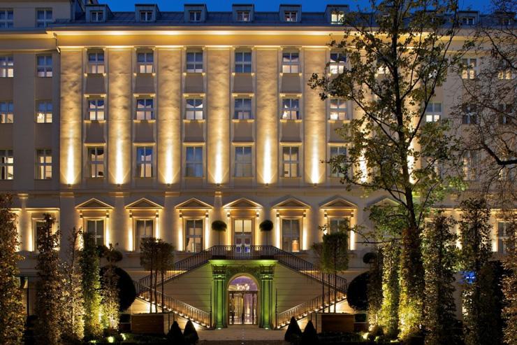 Façade du Kempinski Hybernska vu de nuit