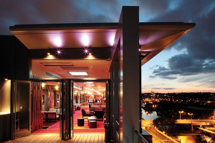 Le Cloud 9 – Sky Bar & Lounge s'élève au 15ème étage au-dessus de la ville