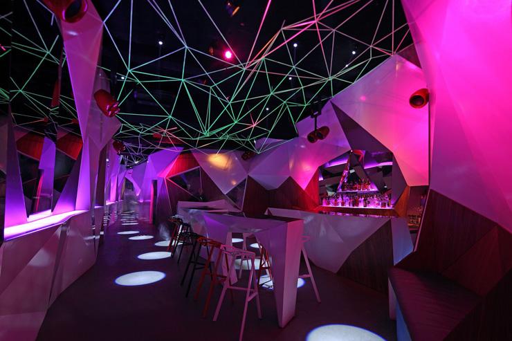 Intérieur futuriste du 11.11 Club