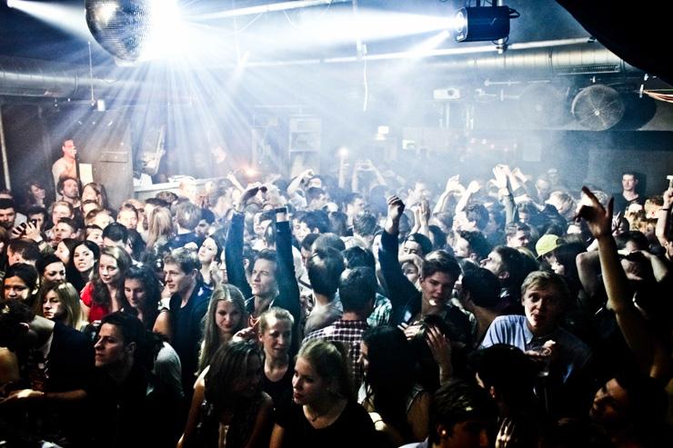 Corsica Studios - Foule compacte sur le dancefloor