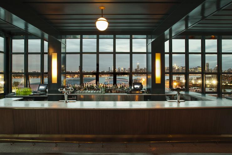 The Ides at Wythe Hotel - Le bar avec en toile de fond la skyline de Manhattan