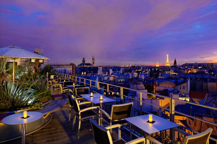 La terrasse du Quarante Trois Cocktail Bar à la nuit tombée