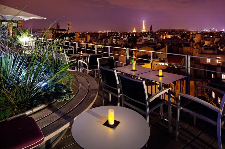 La terrasse du Quarante Trois Cocktail Bar à la nuit tombée