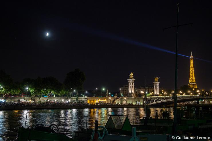 Les terrasses des Berges à gauche, le Pont Alexandre III et la Tour Eiffel