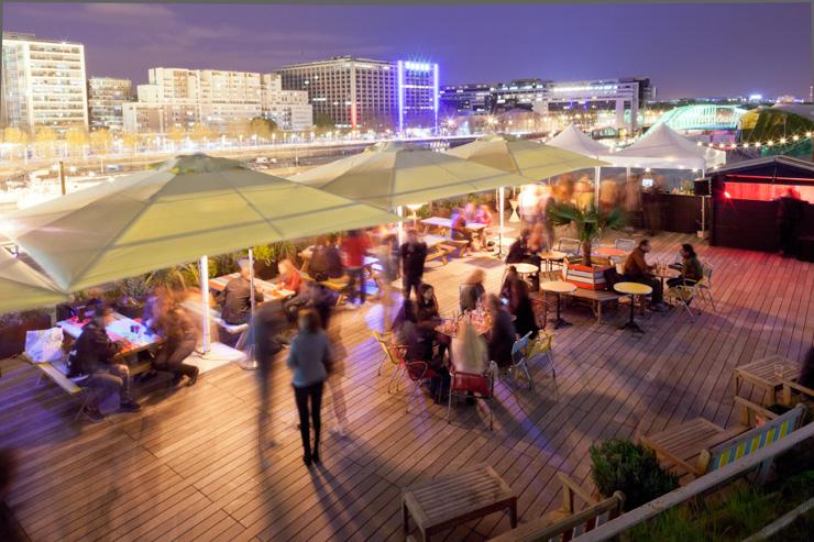 L'immense terrasse du Nüba sur le toit de la Cité de la Mode et du Design