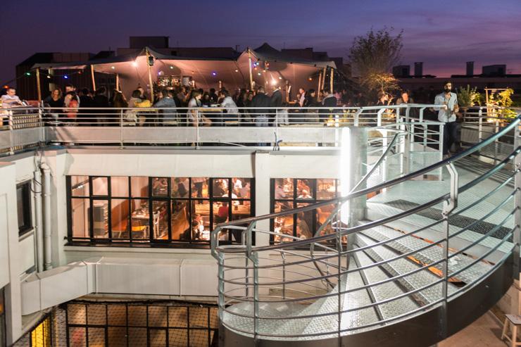 Le Perchoir - Vue d'ensemble du rooftop et du restaurant