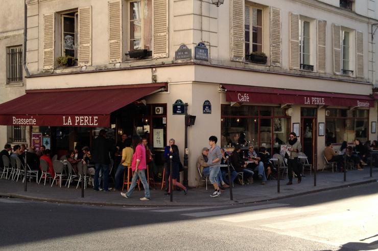 Façade de La Perle l’angle de la rue Vieille du Temple et rue de la Perle