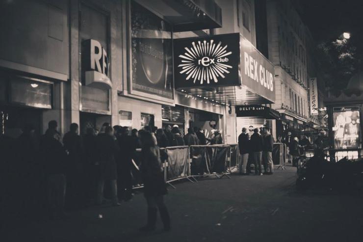 Queue devant l'entrée du Rex Club