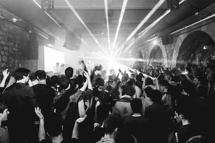 Clubbers enthousiastes au Showcase