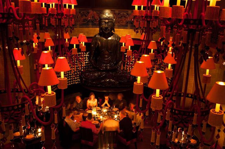 Buddha Bar Prague - L'immense bouddha surplombe la salle