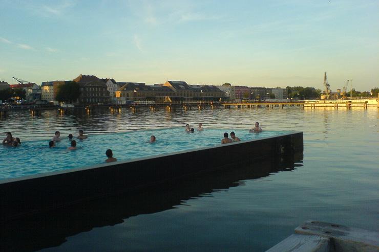 La piscine Badeschiff qui flotte sur la Spree