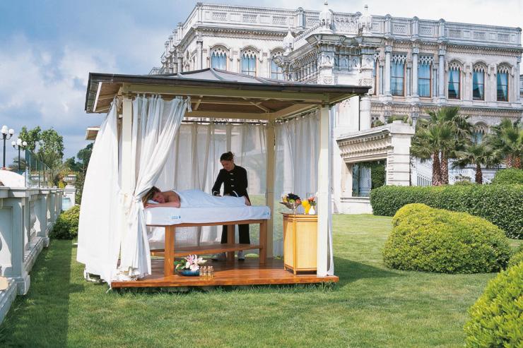 Sanitas Spa au Ciragan Palace Kempinski - Soin dans le jardin de l'hôtel