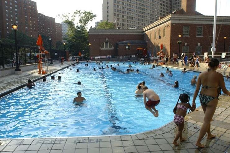 Asser Levy Recreation Center - Piscine extérieure pendant l'été