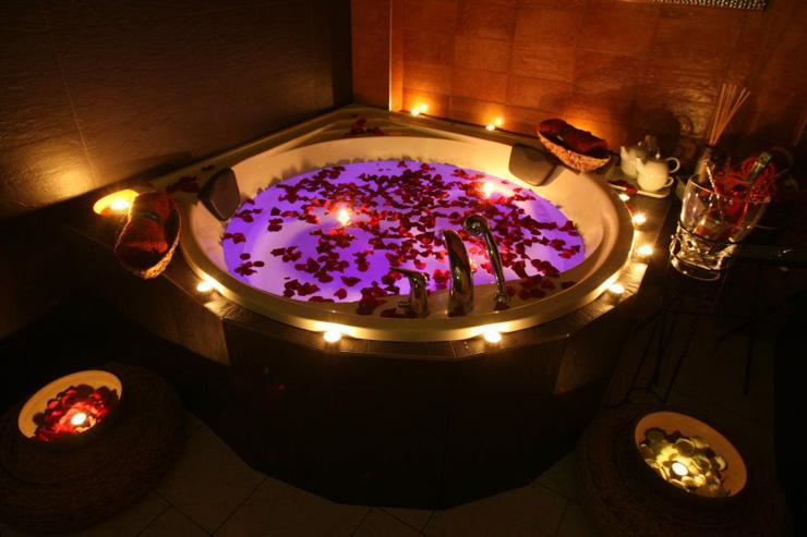 Mandala Spa - Jacuzzi et pétales de roses