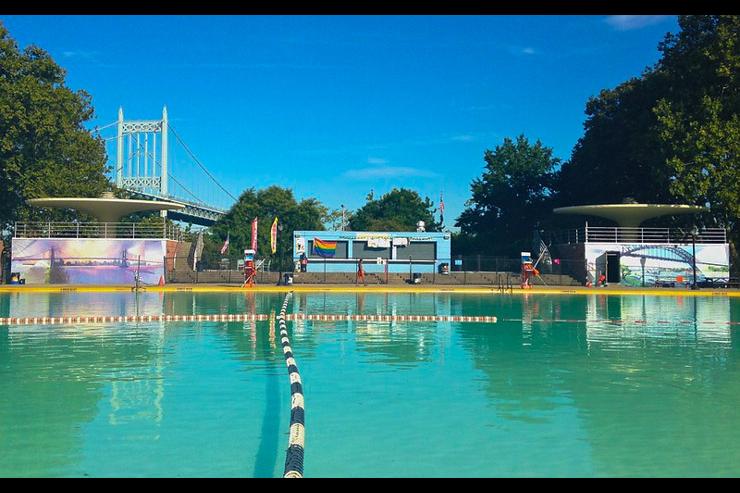 Astoria Pool - La piscine devant le Robert F. Kenny Bridge