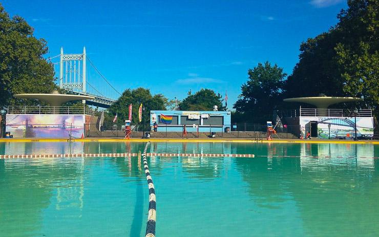 Astoria Pool - La piscine devant le Robert F. Kenny Bridge