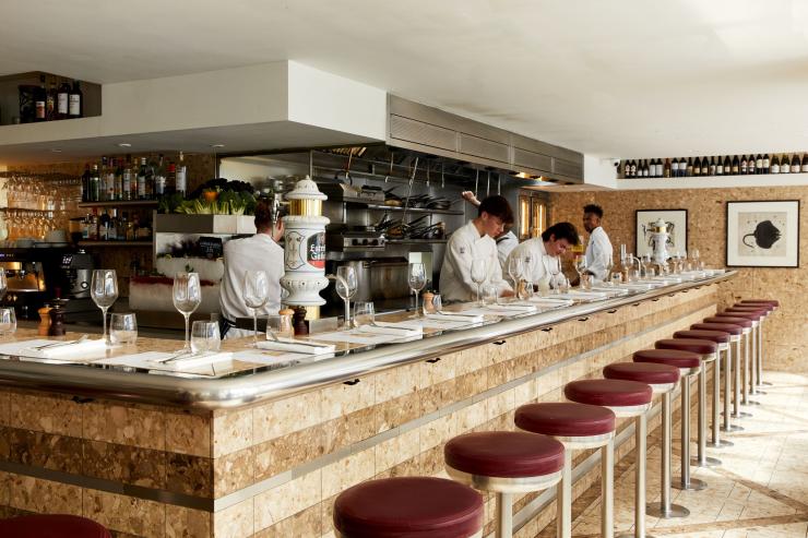 Les 23 tabourets pour déguster les tapas © Barrafina