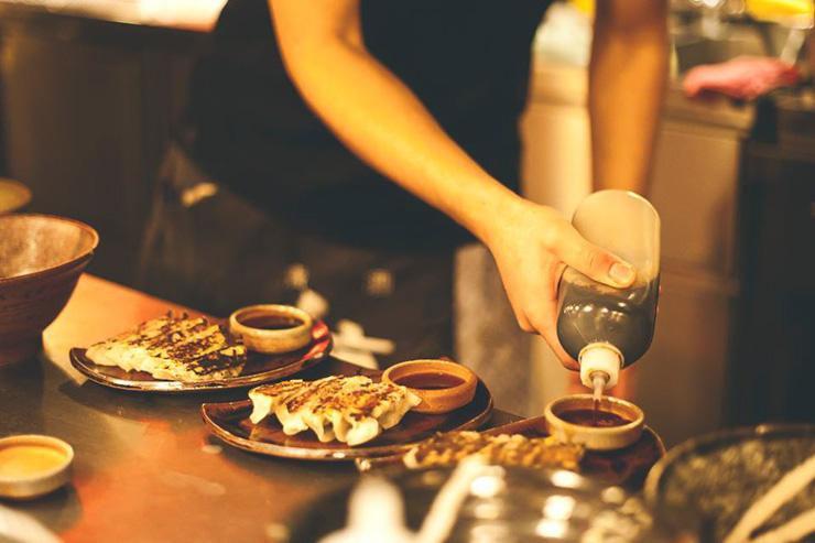 Préparation de gyozas chez Cocolo Ramen