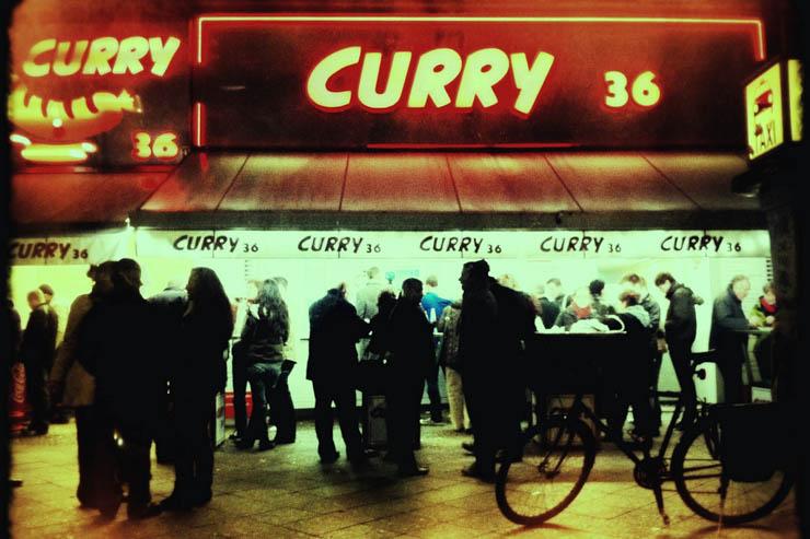 Foule massée devant le Curry 36