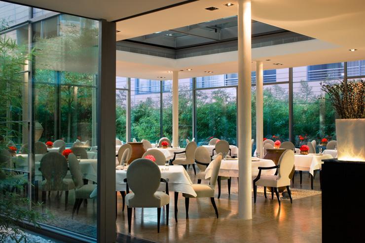 FACIL - The Mandala Hotel - Le restaurant est baigné de lumière naturelle