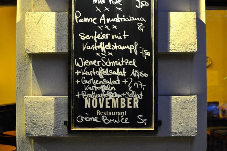 November - Les plats du jour sont notés sur un tableau noir