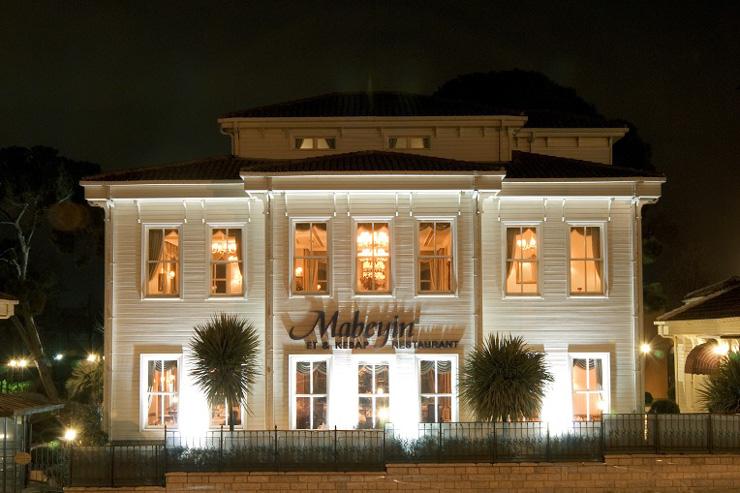 Façade du restaurant Mabeyin vu de nuit